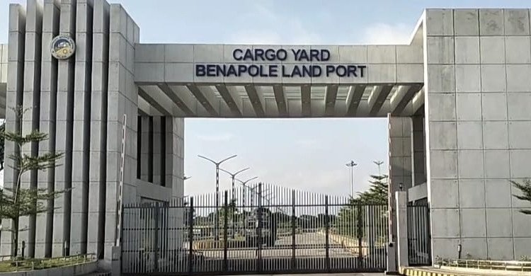 টানা এক সপ্তাহের ছুটির কবলে বেনাপোল স্থলবন্দর, ট্রাকজটের আশঙ্কা 